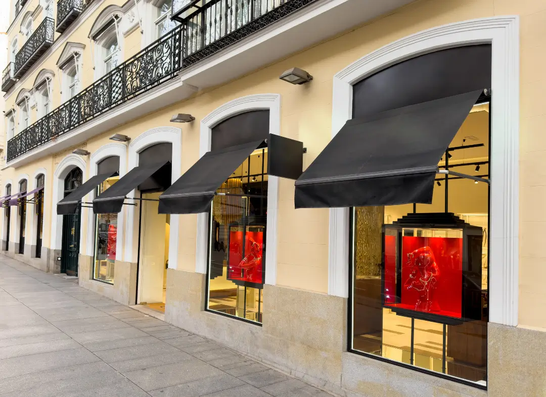 Façade vitrine de magasin en aluminium sur mesure à Bruay-sur-l'Escaut